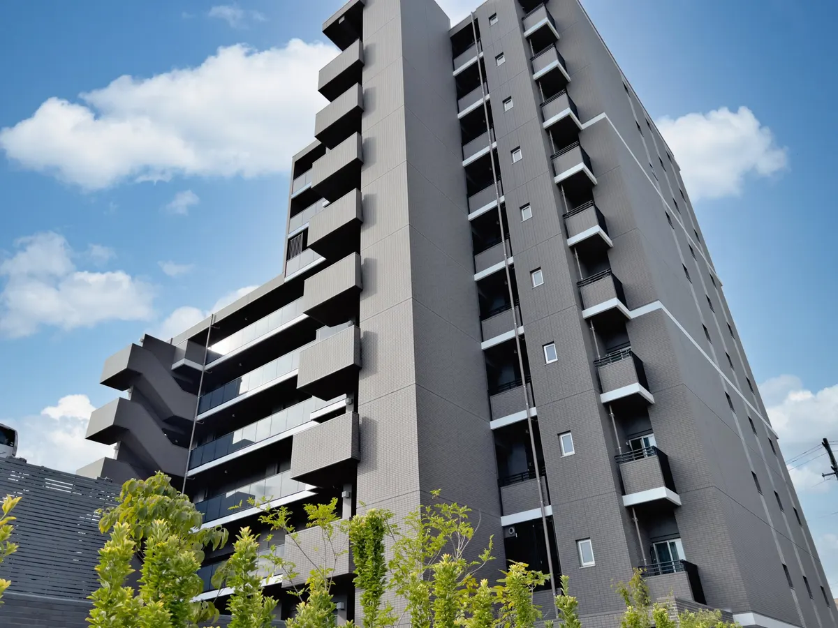 青空の下のモダンな賃貸マンション