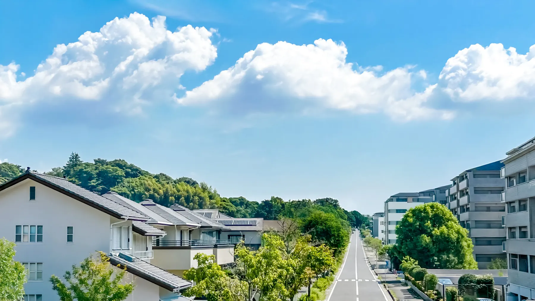 青空と白い雲の下に広がる住宅街