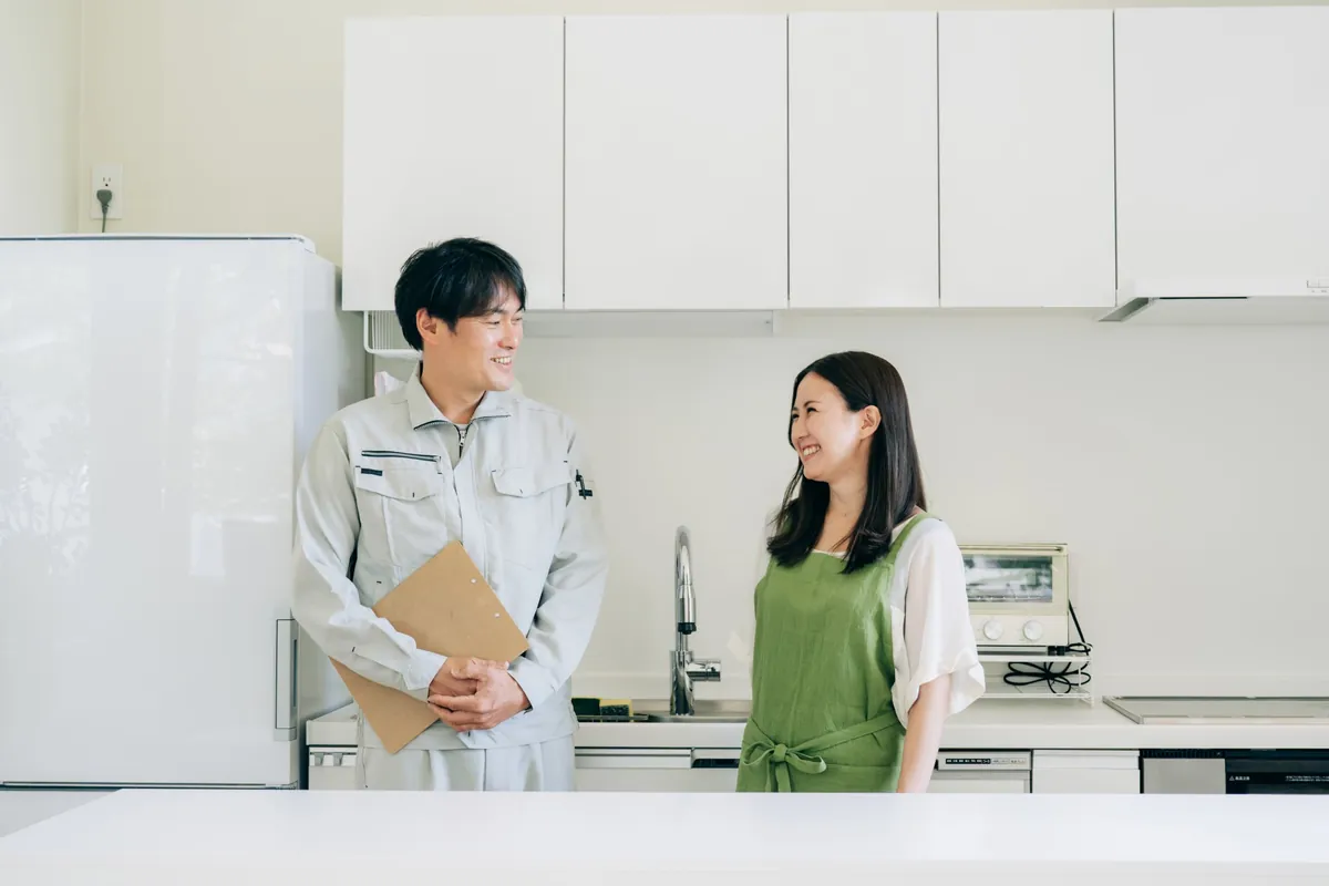 キッチンでお客様のお話を聞くスタッフ