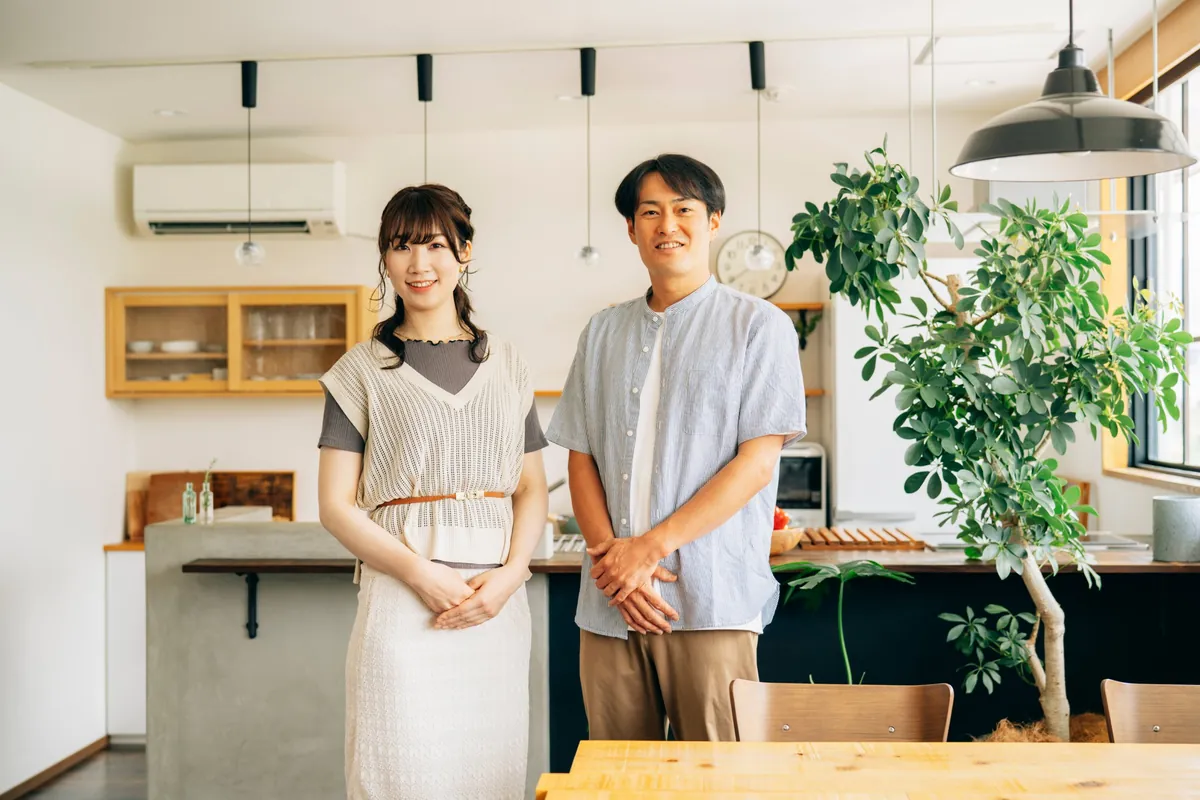 新しいキッチンの前に立つご夫婦