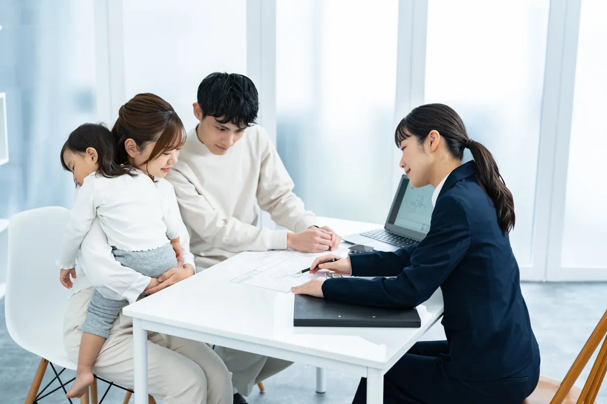 図面を見ながらご家族とご相談するスタッフ