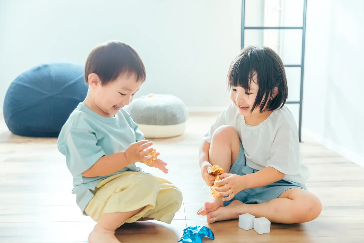 フローリングで遊ぶ子どもたち