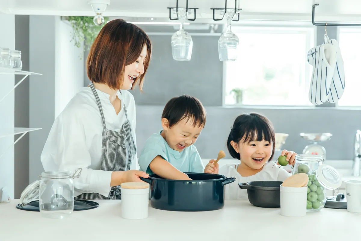 キッチンでお子様と料理をするお母さん
