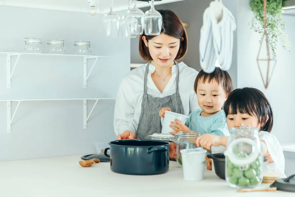 新しいキッチンでお子様と過ごすお母さん