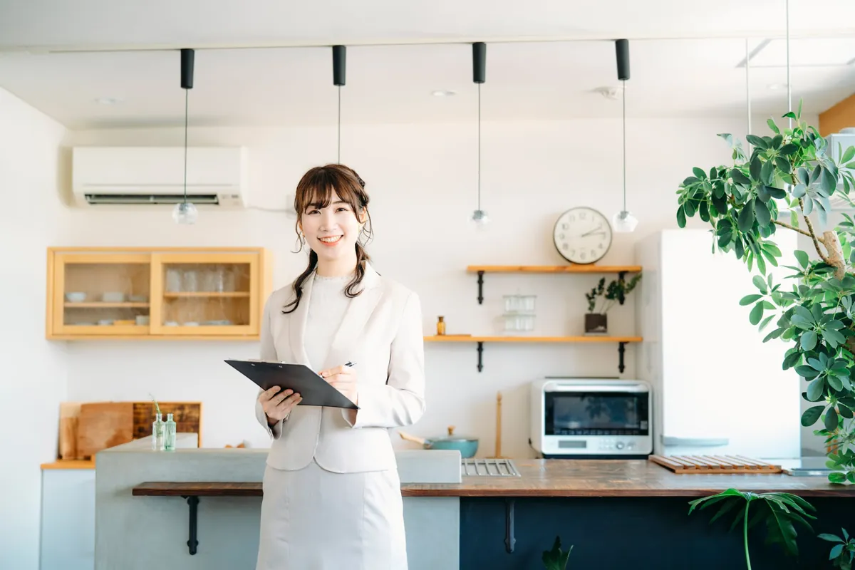 お打合せの内容を書きとめるスタッフ