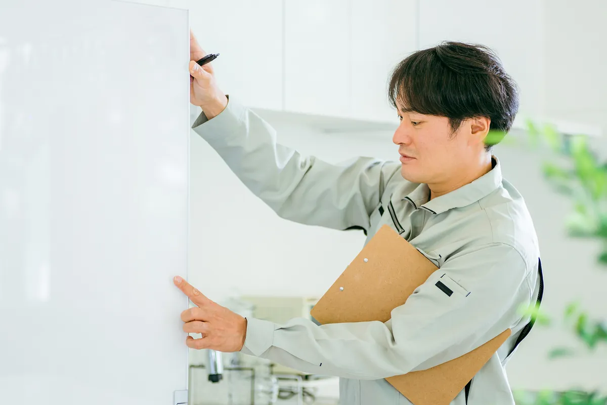 取り付けた収納扉を確認するスタッフ